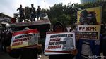 Pakai Seragam SD, Massa Dukung Revisi UU KPK
