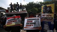 Dalam aksinya mereka menuntut DPR agar segera melakukan revisi terhadap Undang-undang KPK.