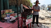 Terlihat beberapa penjual berjualan di balik lokasi trotoar, ada juga yang berjualan di pinggiran trotoar.