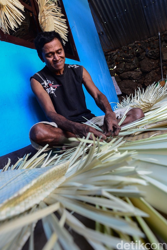 Menganyam Daun Lontar Memperkaya Nusantara