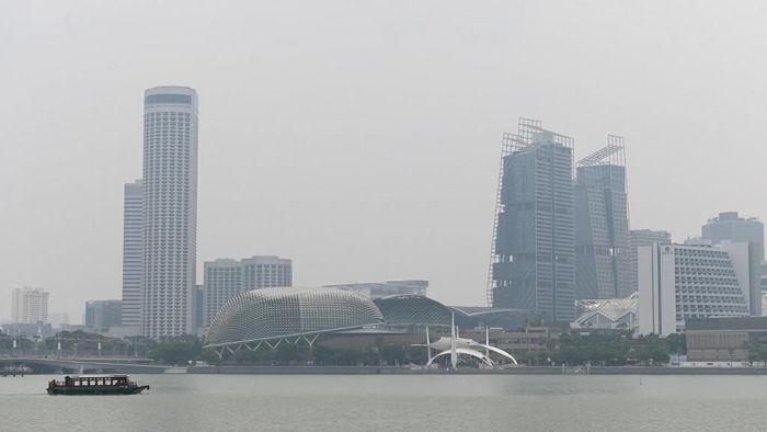 Kabut asap kebakaran hutan di Indonesia mengancam Formula 1 GP Singpura. ( Foto: Roslan Rahman / AFP) Kabut asap kebakaran hutan di Indonesia mengancam Formula 1 GP Singpura. ( Foto: Roslan Rahman / AFP)