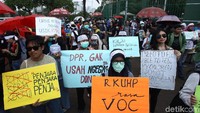 Nining mengatakan mereka meminta RKUHP ditunda hingga masyarakat dilibatkan dalam pembahasan RKUHP.