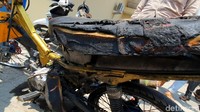 Beginilah penampakan motor yang dibakar oleh pelaku. Hangus dan tinggal sisa setengah.