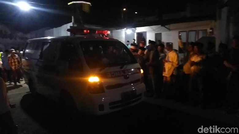 Tiba di Rumah Duka, Jenazah Fuad Amin Disambut Tahlil dan Ratusan Warga