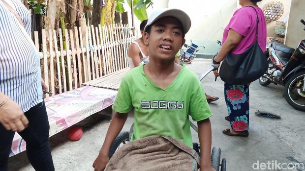 Keluarga anak berkebutuhan khusus di pusat kota Bali.
