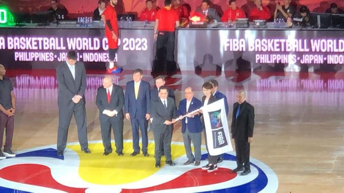 Penyerahan estafet tuan rumah Piala Dunia Basket 2023. Foto: ist. Penyerahan estafet tuan rumah Piala Dunia Basket 2023. Foto: ist.
