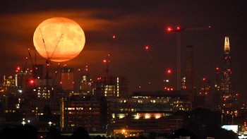 Saat fenomena ini terjadi, Bulan mencapai puncak paling bersinarnya dan berada paling dekat dengan equinox (lamanya waktu siang dan malam sama) musim semi. Foto: Reuters