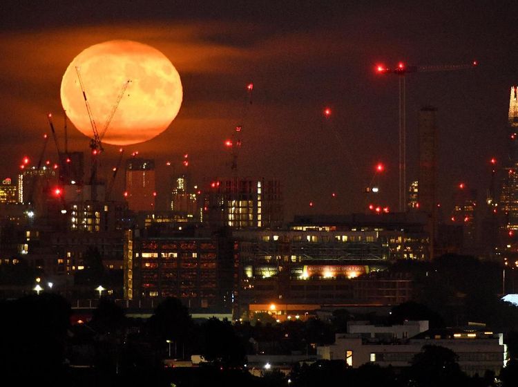 Foto Pemandangan Indah Bulan Purnama Langka