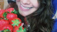 Ini pose cantik Sahila Hisyam dengan buah mungil berwarna merah. Strawberi aku tulis Sahila dalam captionnya. Foto: Instagram @sahilahisyam