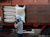 Buwas Bongkar Oknum yang Bikin Jelek Beras Bulog