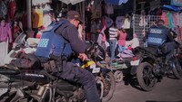 Pasar ini dikenal sebagai tempatnya para pengedar narkoba dan pencuri berada, sehingga di setiap sudut pasar ini selalu ada polisi yang bertugas. Meski begitu, masih banyak orang yang berkunjung ke sini setiap harinya. Foto: Istimewa