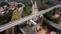 Menteri Perhubungan Budi Karya Sumadi menjelaskan progres proyek LRT Cawang-Cibubur di atas 90%, Bekasi-Cawang 80%, dan Cawang-Dukuh Atas 60%.