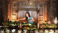 Tak melulu mewah, ia juga kerap menjajal makanan tradisional. Seperti makanan pecel khas Solo di salah satu restoran bergaya Jawa ini. Foto: Instagram @sahilahisyam