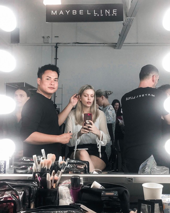 Peranan makeup artist Tanah Air Ryan Ogilvy di New York Fashion Week bukan untuk pertama kalinya. Sejak 2016, dia telah dipercaya mendandani sejumlah model yang mewakili brand fashion di New York Fashion Week. Inilah momen saat Ryan Ogilvy mendandani model di fashion show Rebecca Minkoff.  Foto: Instagram @ryanogilvy