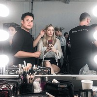 Peranan makeup artist Tanah Air Ryan Ogilvy di New York Fashion Week bukan untuk pertama kalinya. Sejak 2016, dia telah dipercaya mendandani sejumlah model yang mewakili brand fashion di New York Fashion Week. Inilah momen saat Ryan Ogilvy mendandani model di fashion show Rebecca Minkoff.  Foto: Instagram @ryanogilvy