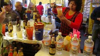 Minuman segar campuran alkohol dan es batu serta perasan jeruk, jadi pengganti jus buah yang ada di pasar Tepito. Foto: Istimewa