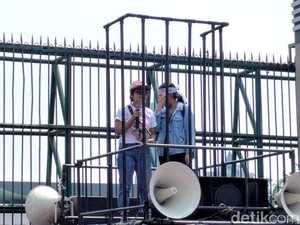 Tolak RKUHP, Massa Demo Bawa Jeruji di Depan Gedung DPR