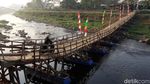 Menyusuri Jembatan Apung di Kabupaten Bandung