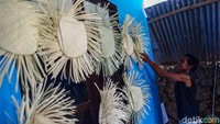 Selain mendapat bantuan modal usaha, Bank BRI pun memberikan bantuan untuk memasarkan produk milik para perajin dan UMKM di Pulau Rote melalui Rumah Kreatif BUMN.