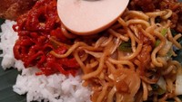 Kalau ini nasi ponggol ditambah lauk telur pindang, bakmi goreng dan sambal iris. Mantap betul.  Foto : Instagram @kuliner_with_mark