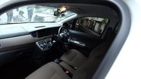 Masuk ke dalam kabin penggunaan warna coklat gelap (dark brown) yang melapisi dashboard dan kursi pengemudi maupun penumpang untuk semua tipe, baik manual maupun matic.
