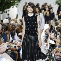 Michael Kors menampilkan koleksi busana yang terinspirasi dari gaya klasik orang Amerika di era 40-an. Fashion show untuk New York Fashion Week Spring 2020 digelar di Brooklyn Navy Yard, Manhattan, New York. Rabu (11/09/2019). Photo by JP Yim/Getty Images.