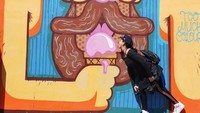 Rupanya pesinetron yang satu ini doyan makan es krim. Lihat saja, posenya ini begitu antusias meski hanya berupa lukisan es krim berwarna pink. Foto: Instagram @sahilahisyam