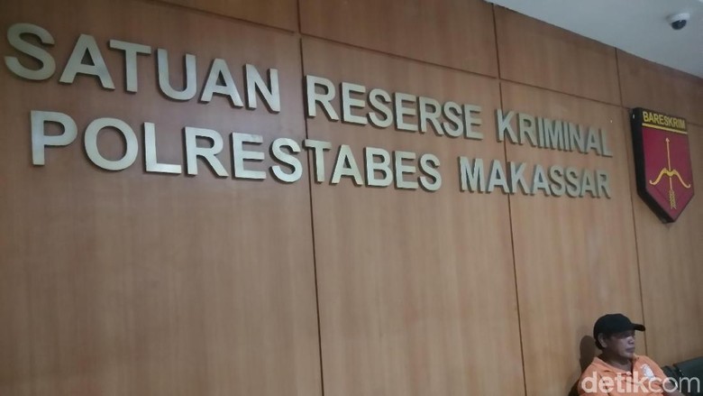 Polisi Periksa Eks Kabiro Pemprov yang Dilaporkan Pengacara Gubernur Sulsel Polisi Periksa Eks Kabiro Pemprov yang Dilaporkan Pengacara Gubernur Sulsel