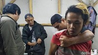 Adul ditembak polisi karena mencoba kabur saat diminta menunjukkan barang bukti. Ia kemudian dibawa ke Mako Polres Garut.