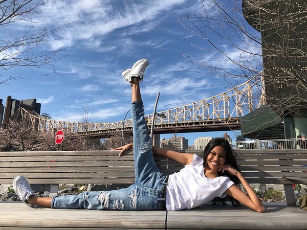 Laras juga tak lupa berpose di Roosevelt Island yang tak kalah populer di Amerika Serikat (@larasekar/Instagram) Laras juga tak lupa berpose di Roosevelt Island yang tak kalah populer di Amerika Serikat (@larasekar/Instagram)
