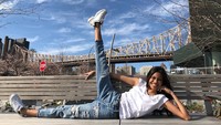 Laras juga tak lupa berpose di Roosevelt Island yang tak kalah populer di Amerika Serikat (@larasekar/Instagram)