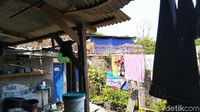 Gudang yang meledak berjarak 100 meter dari rumah Sujono. Lokasi ledakan dari rumah Sujono tidak terlihat karena ditutup terpal warna biru. Ia mengaku pasrah dengan perbaikan yang sedang dilakukan polisi.