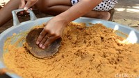 Selama proses pembuatan gula semut ini anggota keluarga Sarce Henukh memiliki tugasnya masing-masing, salah satunya bertugas untuk mengolah air nira yang mulai mengental yang sebelumnya ditambahkan dengan bahan pengembang kue.