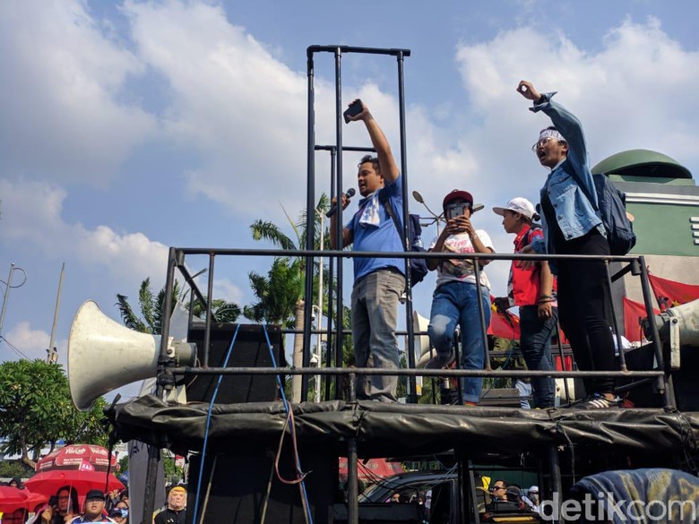 Aksi di DPR, AJI Jakarta Nilai 10 Pasal di RKUHP Membungkam Pers Aksi di DPR, AJI Jakarta Nilai 10 Pasal di RKUHP Membungkam Pers