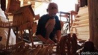Semua kerajinan dibuat dengan bahan dasar kayu jati, pinus dan mahoni bekas mebel.