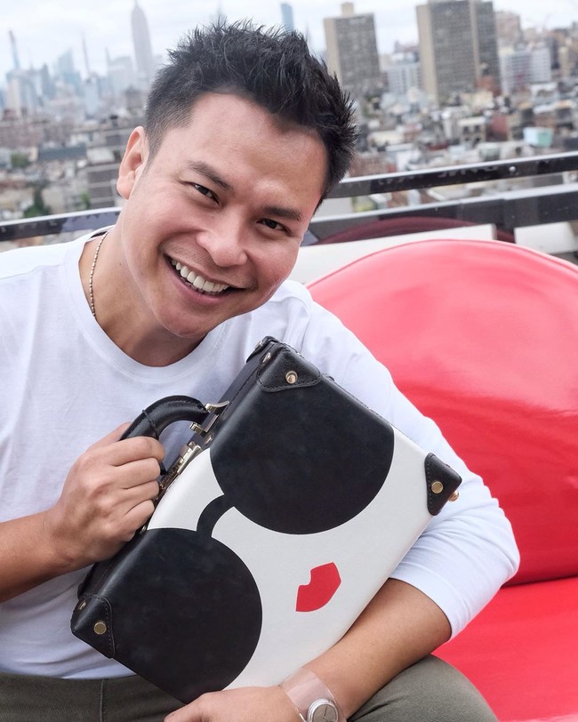 Ryan berpartisipasi di New York Fashion Week bersama Maybelline. Netizen pun merasa bangga ada makeup artist Tanah Air yang berkesempatan mendandani model internasional. Ikut BANGGA, komentar netizen. Sukses terus kaaa proud of you, komentar lainnya.  Foto: Instagram @ryanogilvy