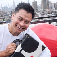 Ryan berpartisipasi di New York Fashion Week bersama Maybelline. Netizen pun merasa bangga ada makeup artist Tanah Air yang berkesempatan mendandani model internasional. Ikut BANGGA, komentar netizen. Sukses terus kaaa proud of you, komentar lainnya.  Foto: Instagram @ryanogilvy