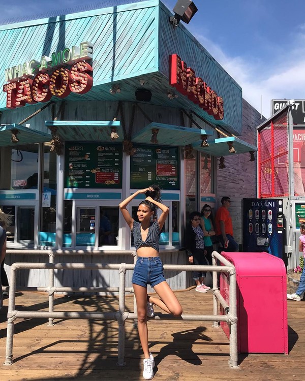 Selama beberapa waktu lalu Laras sempat menetap di Amerika untuk mengejar karir. Ia pun sempat main ke Dermaga Santa Monica yang cukup populer (@larasekar/Instagram) Selama beberapa waktu lalu Laras sempat menetap di Amerika untuk mengejar karir. Ia pun sempat main ke Dermaga Santa Monica yang cukup populer (@larasekar/Instagram)