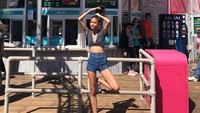 Selama beberapa waktu lalu Laras sempat menetap di Amerika untuk mengejar karir. Ia pun sempat main ke Dermaga Santa Monica yang cukup populer (@larasekar/Instagram)