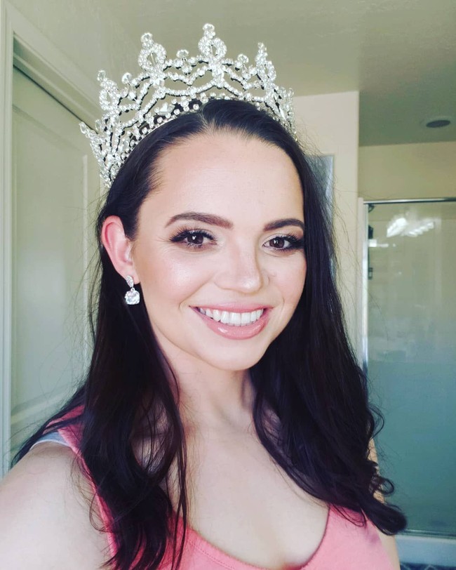 Wanita berusia 29 tahun ini dimahkotai Miss Nevada 2019 pada April. Pada sebuah video yang diposting di Facebook, Katie mengungkapkan bahwa ia didiskualifikasi dari kompetisi Miss America dan bukan lagi juara Miss Nevada 2019. Foto: Instagram