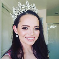 Wanita berusia 29 tahun ini dimahkotai Miss Nevada 2019 pada April. Pada sebuah video yang diposting di Facebook, Katie mengungkapkan bahwa ia didiskualifikasi dari kompetisi Miss America dan bukan lagi juara Miss Nevada 2019. Foto: Instagram