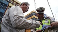 Terkait dengan masih banyaknya pengendara yang melanggar ganjil genap, Syafrin menuturkan sosialisasi perluasan ganjil genap sudah cukup masif. Meski demikian, masih ada pengendara yang sengaja melanggar.