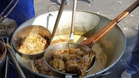 Ciri khas makanan lokal di pasar Tepito yaitu semua makanan digoreng dan diolah di pinggir jalan, sehingga para pengunjung bisa melihat langsung cara pembuatannya. Foto: Istimewa