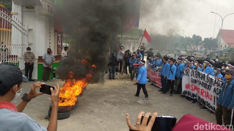 Dikepung Asap, Mahasiswa Demo Gubernur Riau Sambil Bakar Ban Dikepung Asap, Mahasiswa Demo Gubernur Riau Sambil Bakar Ban