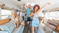 Inilah pasangan traveler Chase Green (28) dan Mariajose Trejo (25). Mereka resign dari pekerjaan lalu memutuskan pergi traveling keliling dunia naik bus. (Instagram/@tioaventurabus)