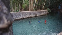 Dari anak kecil sampai orang tua banyak yang berenang di sini. Menyegarkan badan, setelah disinari terik matahari seharian (Afif Farhan/detikcom)