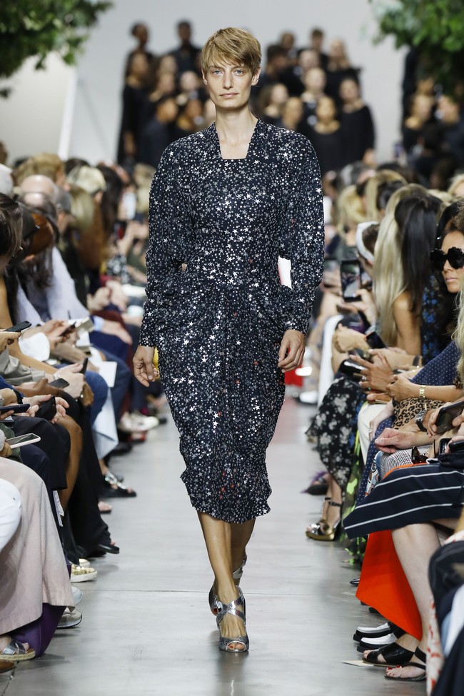 Michael Kors menampilkan koleksi busana yang terinspirasi dari gaya klasik orang Amerika di era 40-an. Fashion show untuk New York Fashion Week Spring 2020 digelar di Brooklyn Navy Yard, Manhattan, New York. Rabu (11/09/2019). Photo by JP Yim/Getty Images.