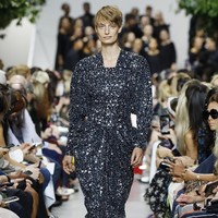 Michael Kors menampilkan koleksi busana yang terinspirasi dari gaya klasik orang Amerika di era 40-an. Fashion show untuk New York Fashion Week Spring 2020 digelar di Brooklyn Navy Yard, Manhattan, New York. Rabu (11/09/2019). Photo by JP Yim/Getty Images.