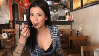 Tiga kerap memposting momen-momen mesra dirinya dengan sang suami. Dok. Instagram/tigawat
