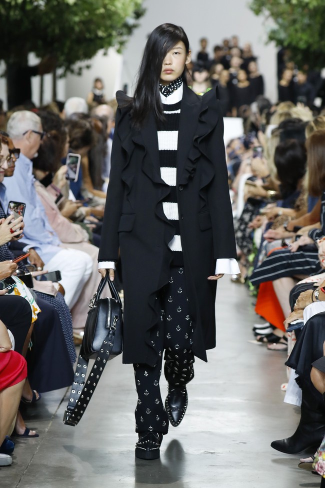 Michael Kors menampilkan koleksi busana yang terinspirasi dari gaya klasik orang Amerika di era 40-an. Fashion show untuk New York Fashion Week Spring 2020 digelar di Brooklyn Navy Yard, Manhattan, New York. Rabu (11/09/2019). Photo by JP Yim/Getty Images.